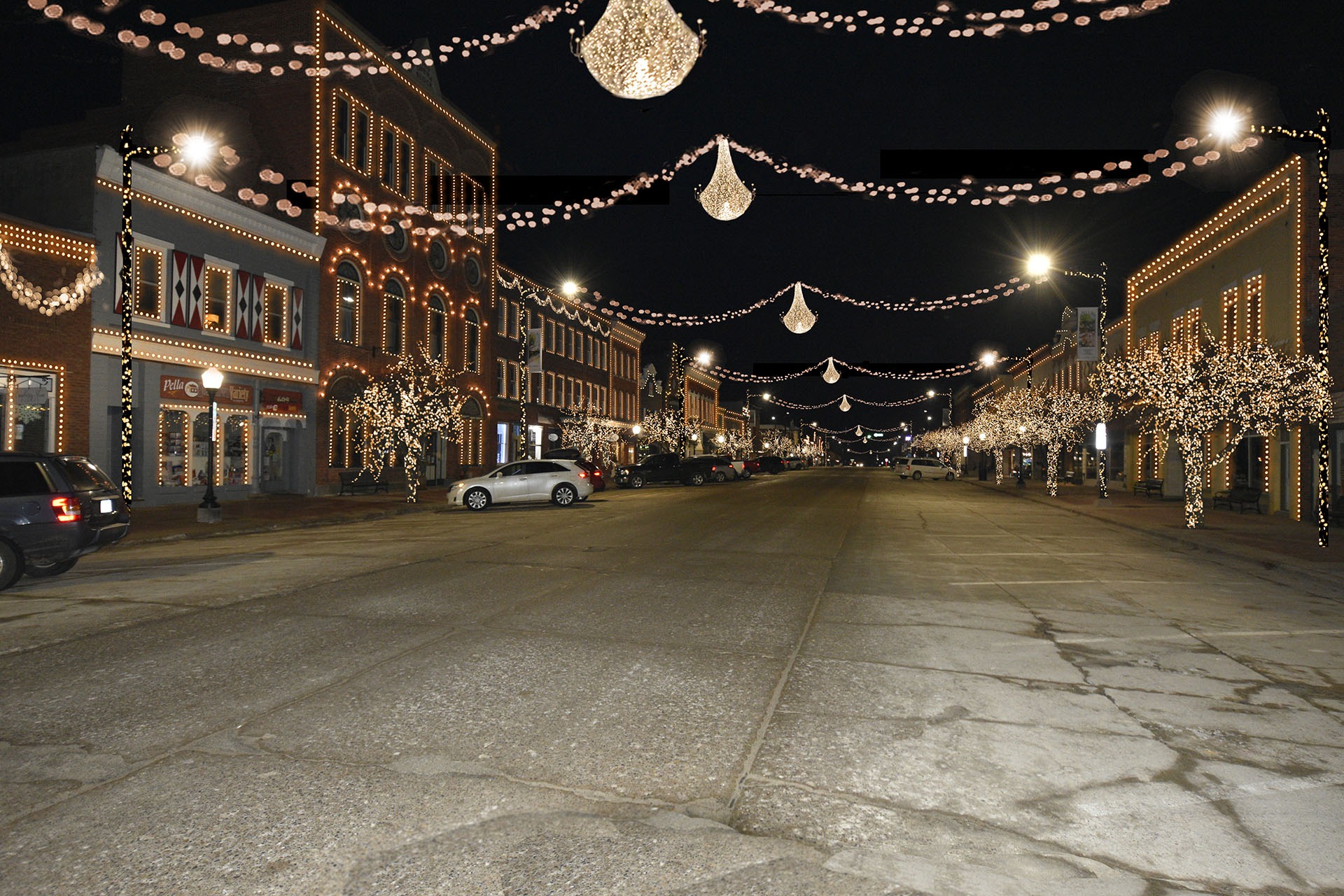 Franklin St. with Christmas lights | Spirit of Pella